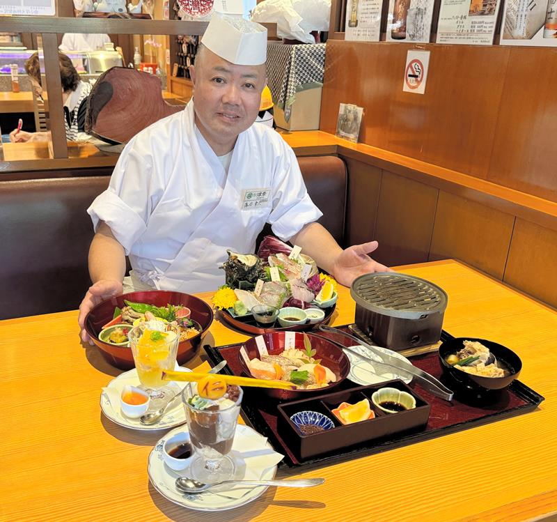 波奈総本店で「館山炙り海鮮丼」の食後に提供される「滝沢馬琴の羊羹パフェ」（手前）と「葛飾北斎の柚子パフェ」＝館山市