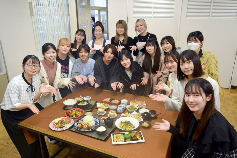 オリジナルメニューを紹介する和洋女子大の学生たち=東武百貨店船橋店