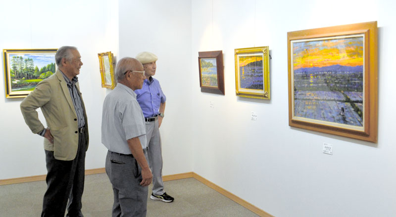 調停委員ＯＢらの作品が並ぶ会場＝１７日、千葉市中央区