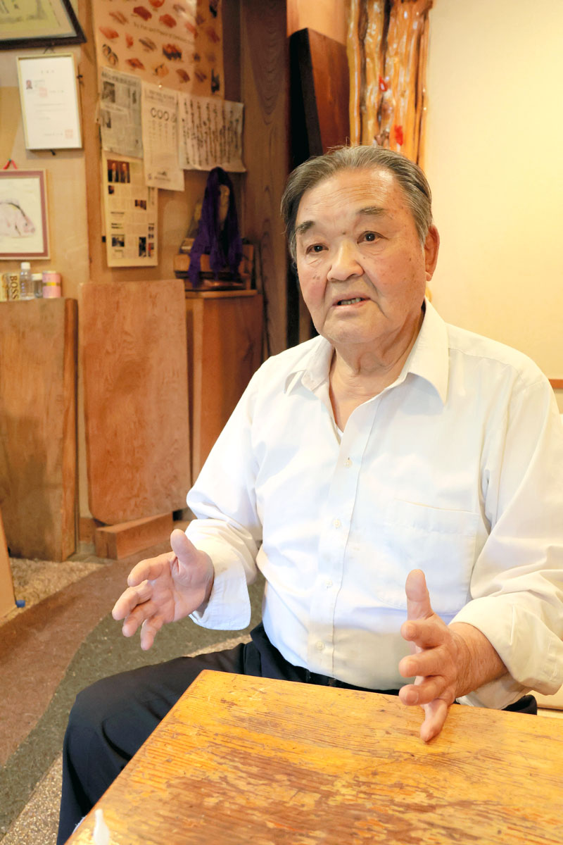 飲食店の現状について説明する小山内さん＝市川市