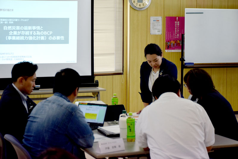 意見交換しながらＢＣＰ策定に挑戦する参加者＝君津市