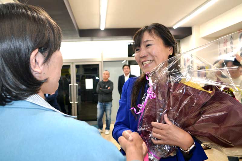 比例復活での当選を決め、涙を流して支持者と喜ぶ国民民主党の岡野純子氏(右)=28日、市川市
