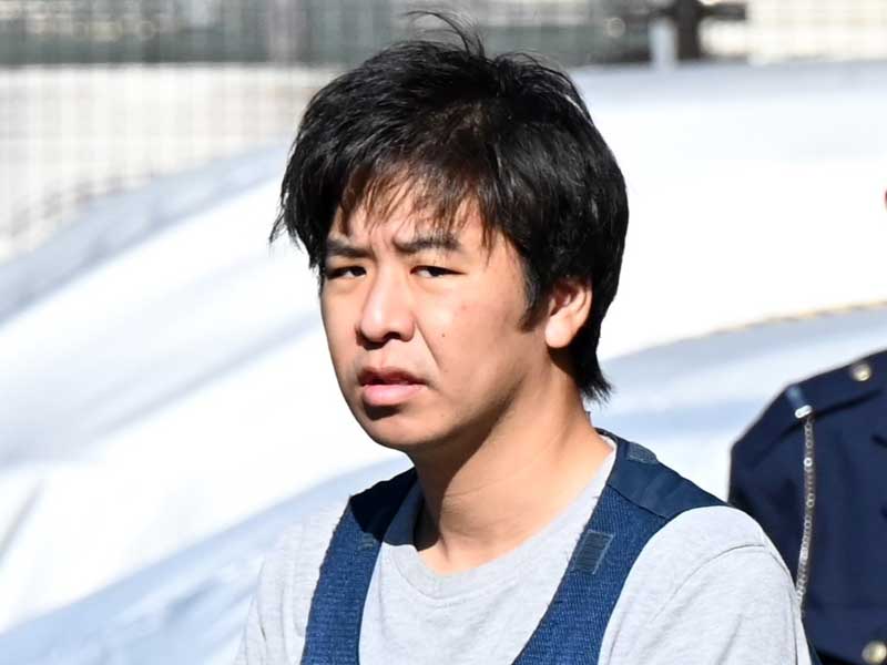 送検のため四街道署を出る金子優汰容疑者＝４日、四街道市