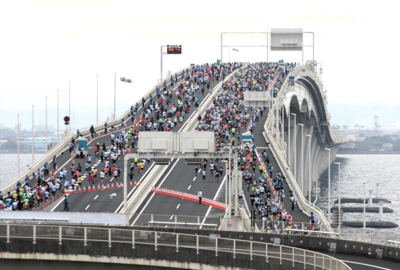 東京湾アクアラインを快走するランナー=10日(海ほたるパーキングエリアから撮影)