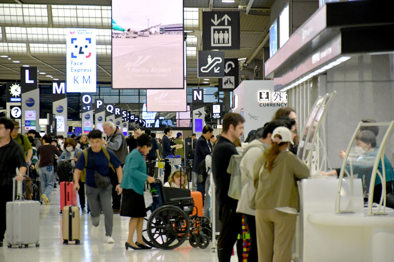 大勢の旅客に対して多くのスタッフがサービスを提供する成田空港＝成田市