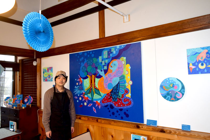 「高津珈琲」の店内で展示されているヤマダサラさんの作品=八千代市