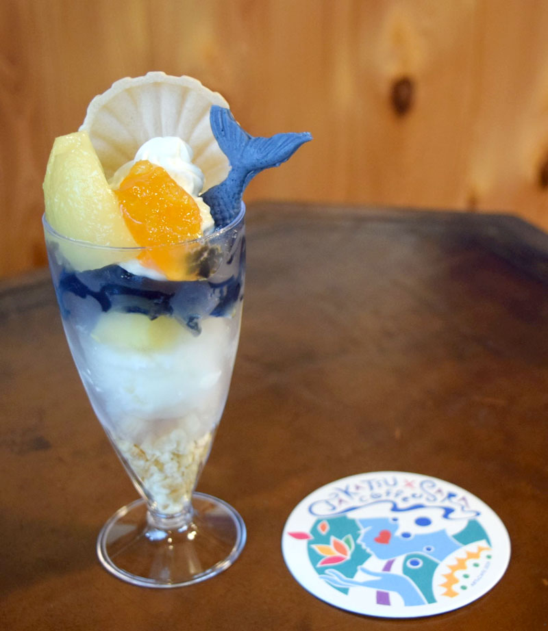チョコレートで作った魚の尾ひれが目を引く「渚のマーメイドパフェ」
