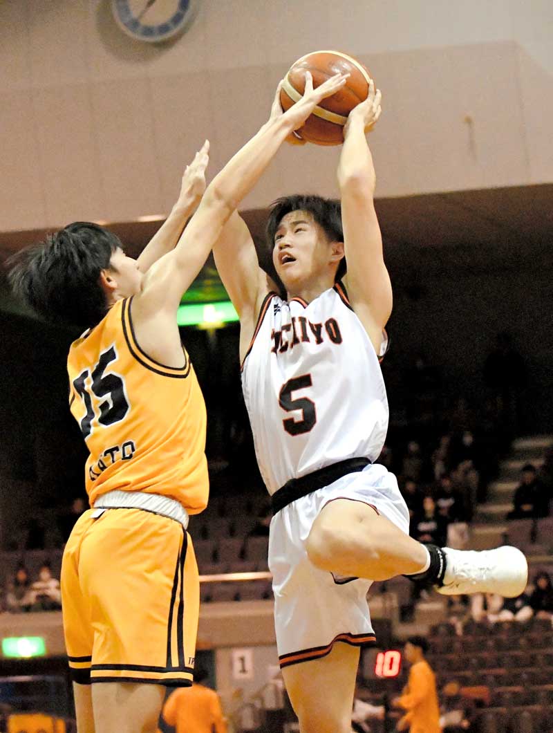 八千代－木更津総合　第２クオーター、シュートを狙う八千代の村上＝船橋アリーナ