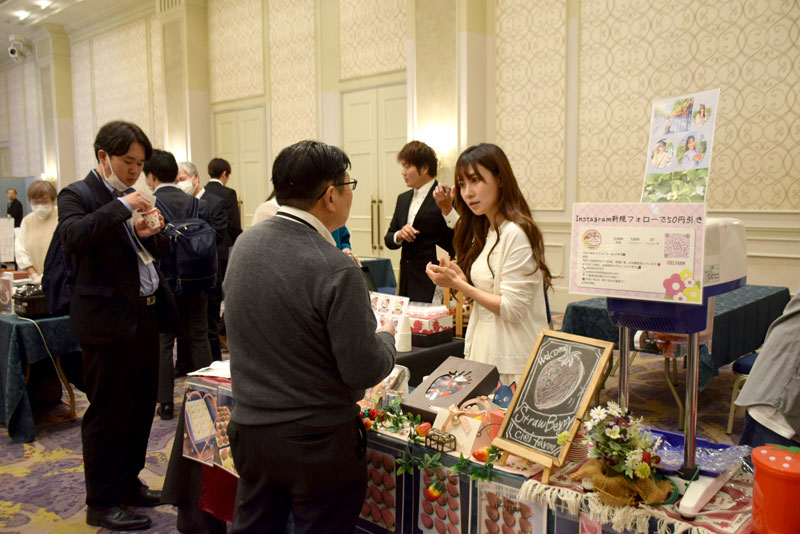 商品をＰＲする事業者ら＝千葉市中央区
