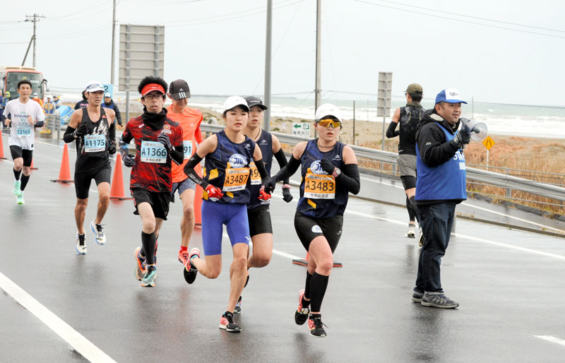 今年２月に開かれた第２回大会で九十九里有料道路を走るランナー＝九十九里町
