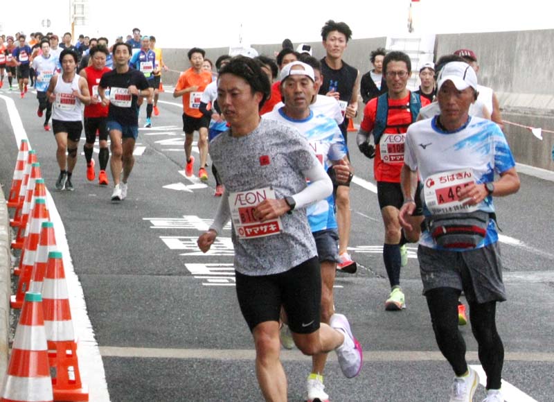 海ほたるパーキングエリアを折り返すランナー=10日