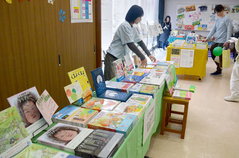 学生が選定した新刊の絵本約千冊が並んだ＝９日、東金市