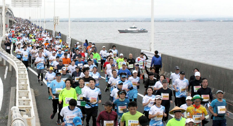 海ほたるパーキングエリアに到着するランナー=木更津市