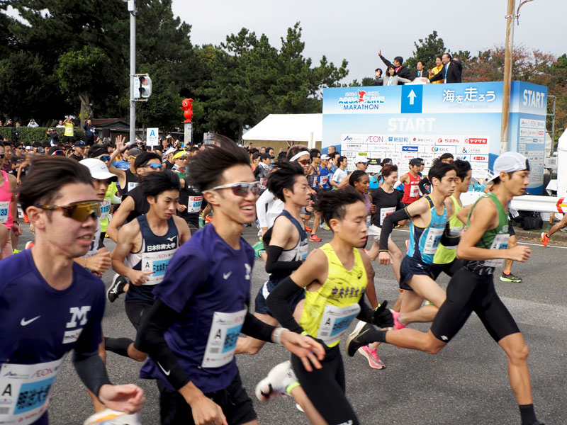 スタート地点を一斉に駆け抜けるランナー=10日、木更津市
