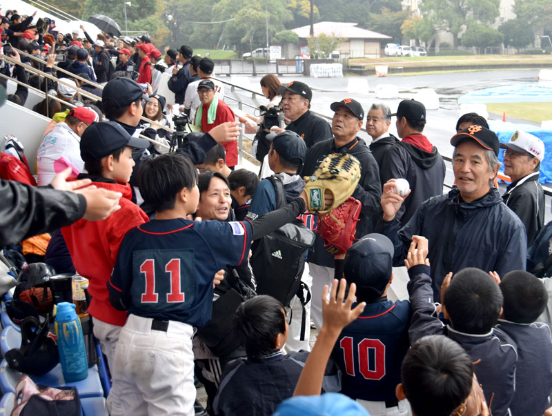 巨人往年の名選手と球児が交流した長嶋茂雄少年野球教室=佐倉市