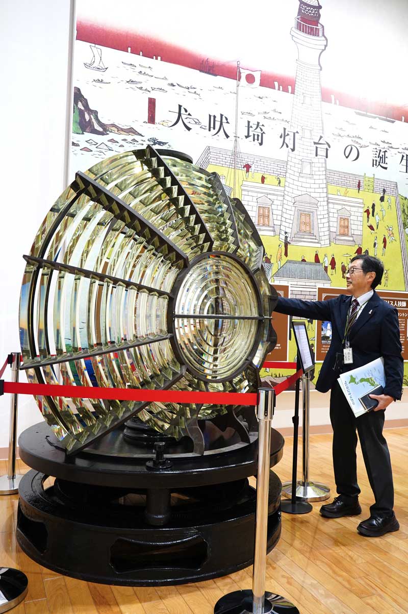 リニューアルに伴い展示に加わった灯台レンズ。明治期にフランスから輸入され、旧稚内灯台で使われた=14日、銚子市