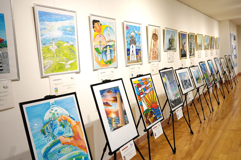 全国小中学生の描いた各地の灯台作品を飾る「灯台絵画コンテスト」展示コーナー