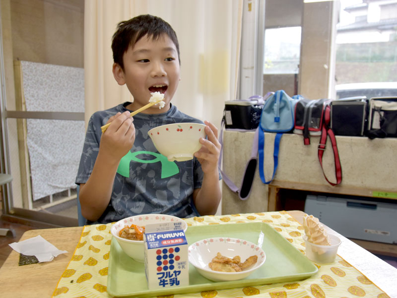佐倉市の特別給食「城下町佐倉・江戸ぐるめ」を西田市長や生産者とともに味わった児童=市立間野台小