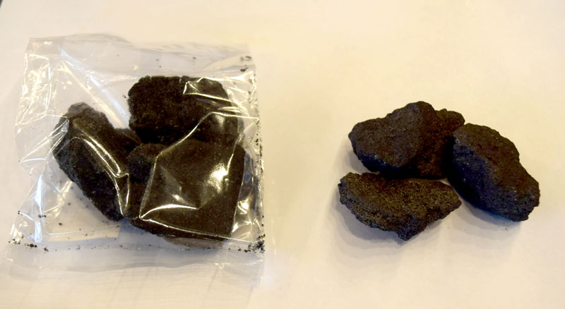 本物のコークス(右)とそっくりの鉄クッキー