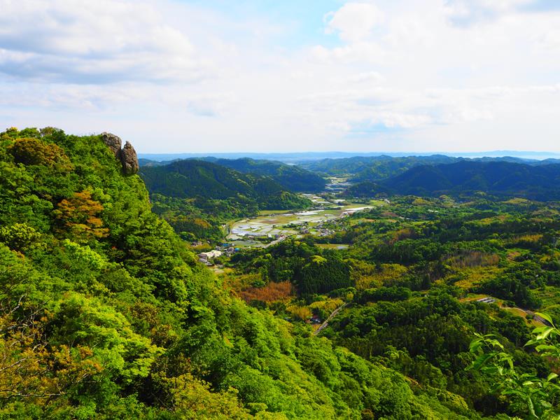 本格的な岩登りや大パノラマの絶景が楽しめる伊予ケ岳（いずれも南房総市提供）