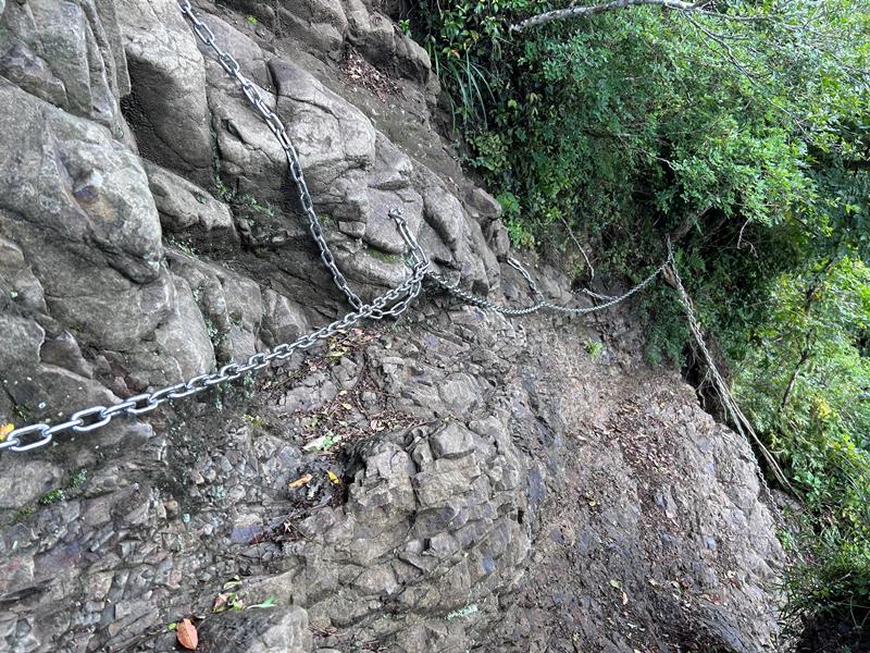 険しい岩峰をよじ登る伊予ケ岳の鎖場エリア