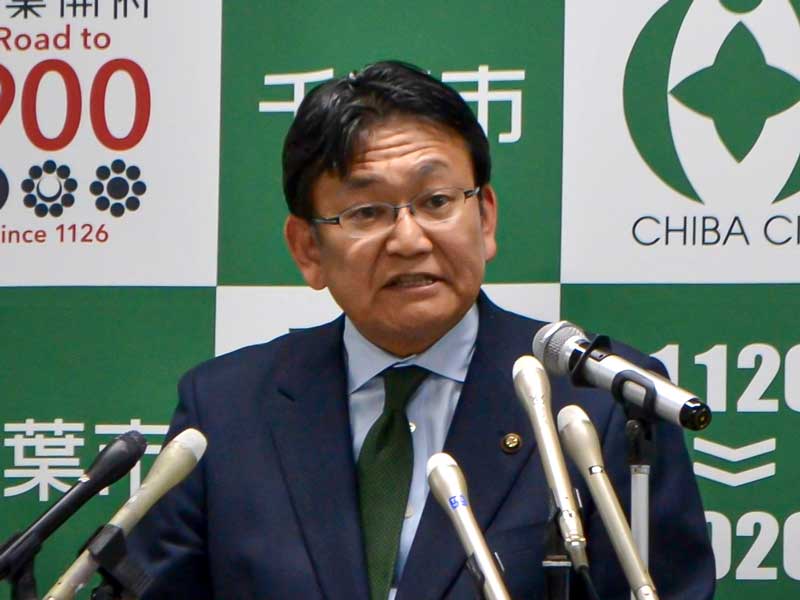 記者会見する神谷市長＝２２日、千葉市役所