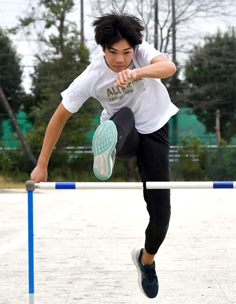 ハードルの練習をする後藤大樹。男子110メートル障害で全国3冠に輝いた=四街道北中