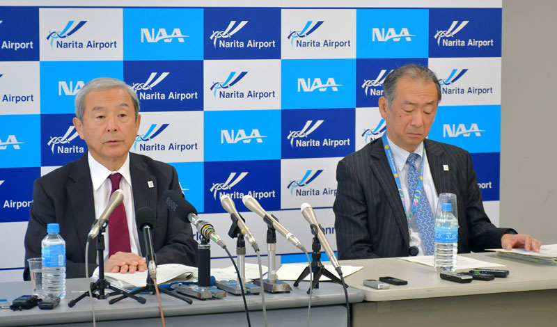 純利益が１９５億円の黒字だった２０２４年９月中間連結決算について説明するＮＡＡの田村社長（左）ら＝２８日、成田市