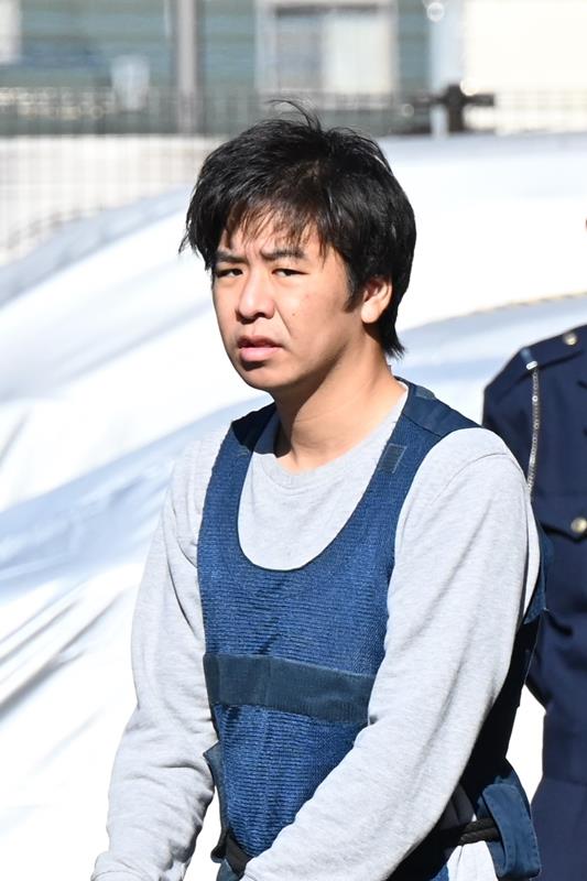 送検のため四街道署を出る金子優汰容疑者＝４日午前９時半ごろ、四街道市和良比
