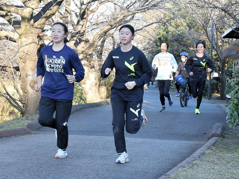 全国高校駅伝に向けて練習する市船橋の選手たち=船橋市