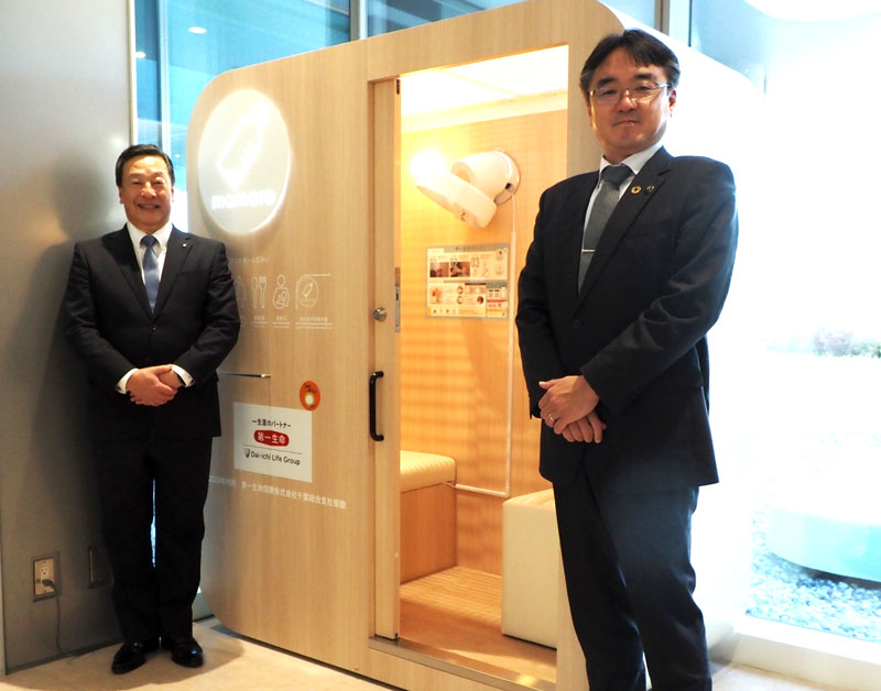 設置されたベビーケアルームの前に立つ池上支社長（左）と粕谷市長＝袖ケ浦市