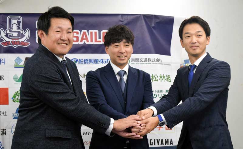 BCリーグ準加盟が決まった千葉スカイセイラーズ運営会社の杉山社長(左)と小野真路ゼネラルマネジャー(右)。中央はBCリーグ運営会社の上野社長=2日、船橋市役所