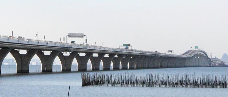 木更津市と川崎市を結ぶ東京湾アクアライン＝２月、木更津市