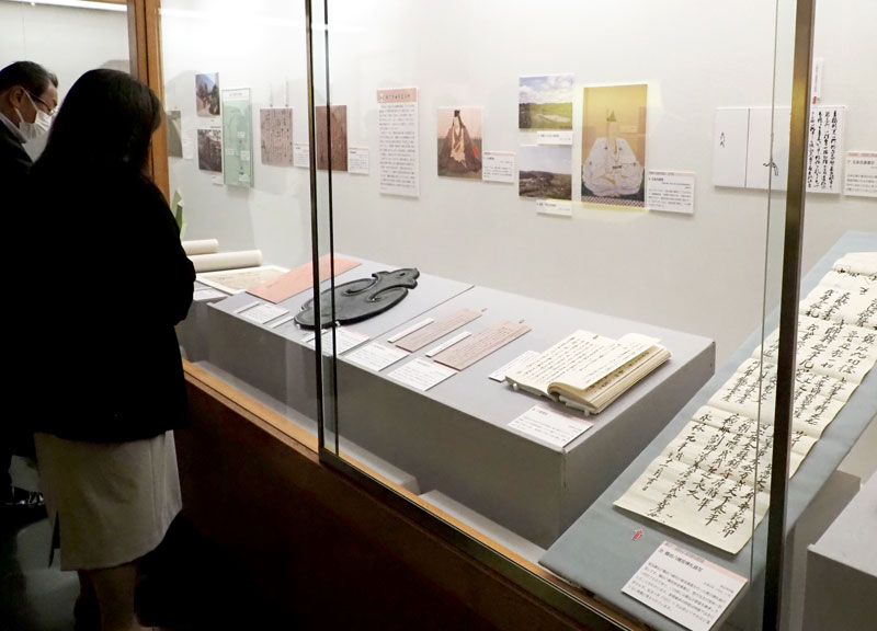 古文書を中心に貴重な資料が並ぶ企画展「関東無双ノ大将 里見義堯」=君津市