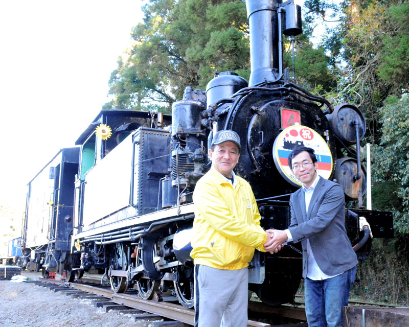 京都府で解体の危機にあった蒸気機関車(SL)が、いすみ市の民間施設にやって来た。お披露目式では所有者や施設代表が念願の仲間入りを喜び、多くのSLファンが貴重な車両を目に焼き付けた=いすみ市