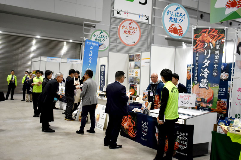全国の特産品が並ぶ会場＝３日、都内