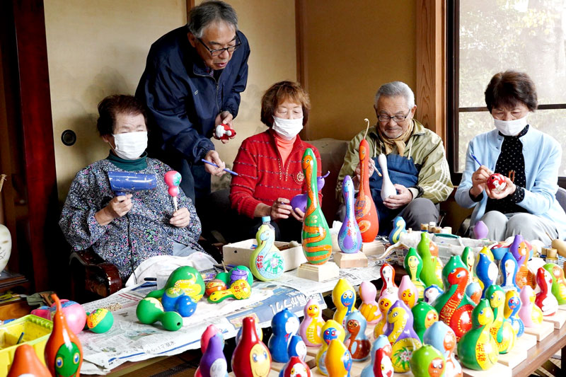 年末恒例となった作品展開催に向けて、制作の手を動かす下富谷地区の住民ら＝５日、匝瑳市