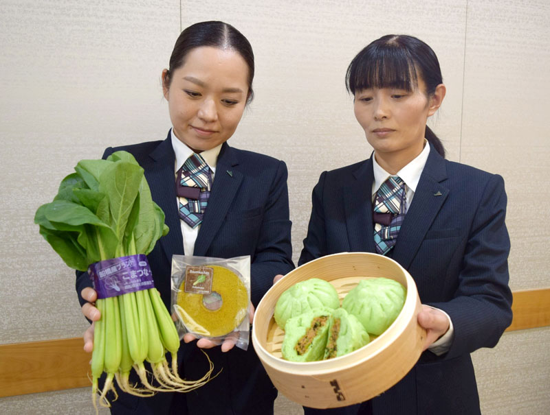 JAちば東葛が開発した小松菜のバウムクーヘンと肉まん=船橋市役所