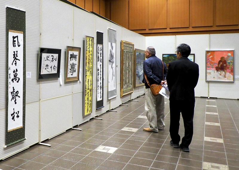 絵画、工芸、書の3部門に会員の作品が並ぶ富津美術会展=富津市