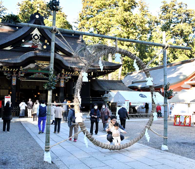 香取神宮の境内に、大みそかの大祓（おおはらえ）式に向けて「茅の輪（ちのわ）」が設置された。年の瀬の風物詩で、くぐることにより清らかな気持ちで新年を迎えようと、多くの参拝客が訪れている＝１０日、香取市