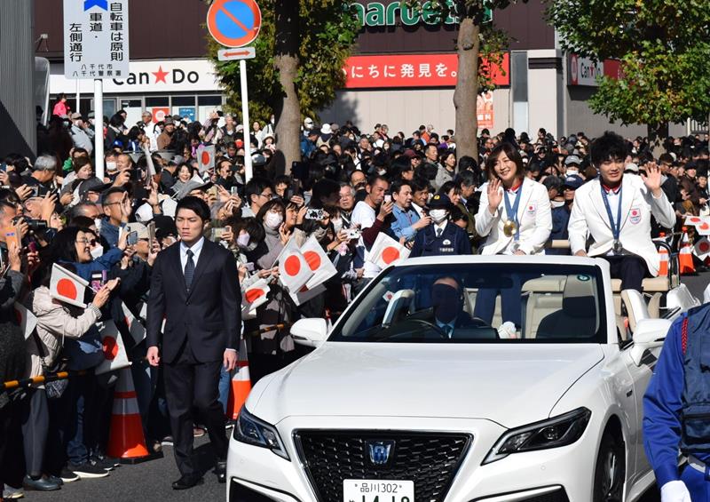 いずれも八千代市出身のパリ五輪金メダリスト、角田選手と同銀メダリスト、安楽選手が地元でパレード。沿道に約1万人が詰めかけ、2人をお祝いした=11月9日、八千代市