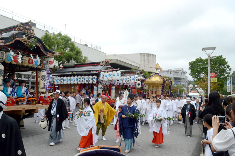 10年ぶりの日吉神社連合祭典で、JR東金駅近くの商業施設「サンピア」前には各地区の山車や屋形、同神社のみこしが集まった=10月、東金市