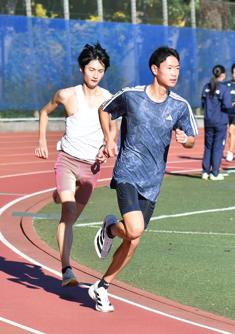 練習に励む八千代松陰の選手=八千代市