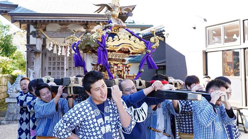 みこしの無償譲渡を控え、長年の感謝を込めて「担ぎ納め」を行う萬町区の住民ら＝８日、匝瑳市