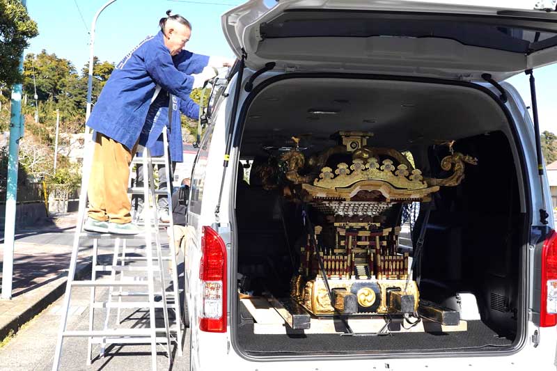 指宿市への出発に向けて車両に積み込まれたみこし＝１４日、匝瑳市