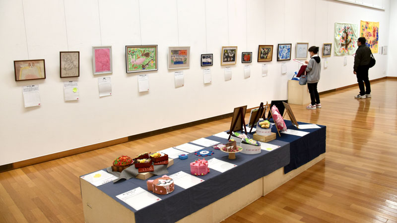 １５日まで開催中の佐倉市の障がい者作品展「ふれあいギャラリー」＝同市新町の市立美術館市民ギャラリー