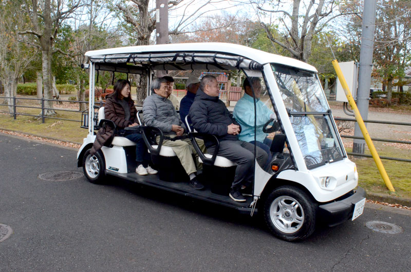 グリーンスローモビリティの実証実験で、季美の森地区内を走る小型EV=7日、大網白里市