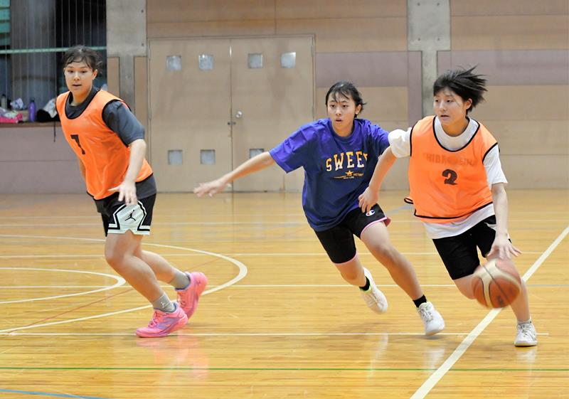 練習する千葉英和の選手たち=八千代市