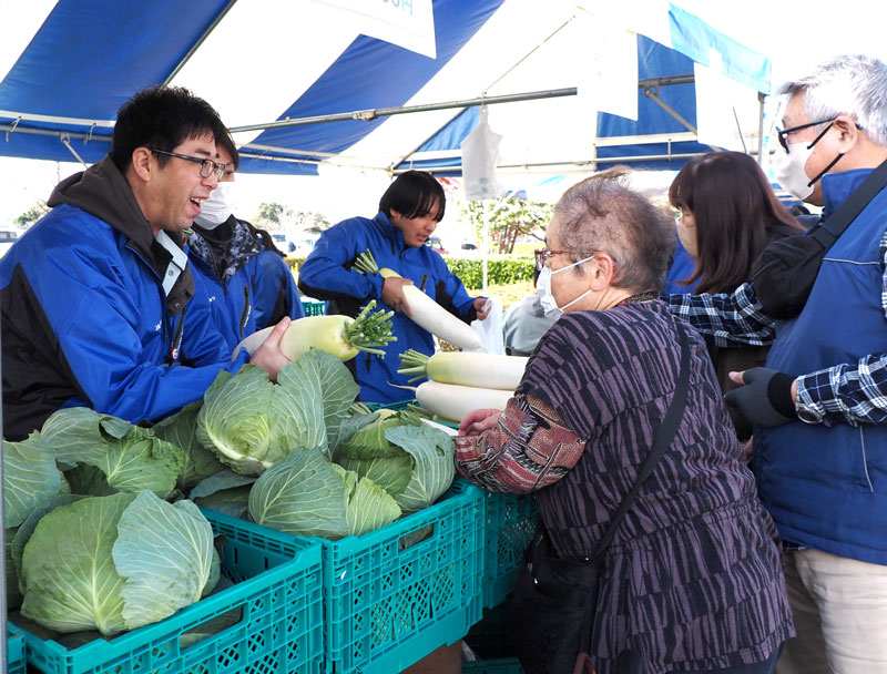 農畜産物の即売などでにぎわうＪＡきみつ農業まつり＝君津市