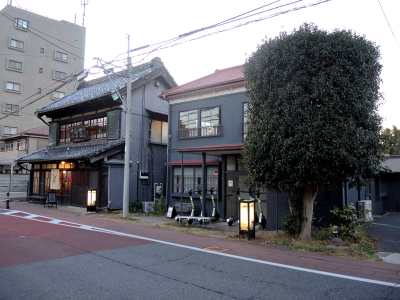 巨額の債務を抱える中で流山市政への重みが増す第３セクター「流山ツーリズムデザイン」（写真右）。隣接する古民家「丁字屋」では、今年６月から自主事業として新たな日本茶カフェの営業が始まった＝１２日、流山市